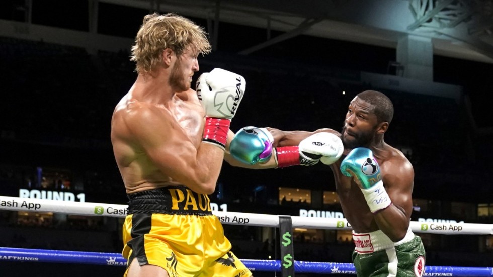 Logan Paul och Floyd Mayweather i ringen.