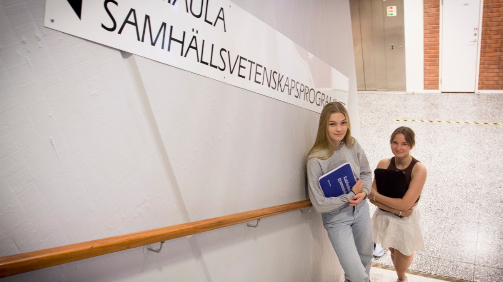 Kajsa Norin och Fanny Källsner har gått ett år på Duveholmsgymnasiet. De motsätter sig förslaget om att deras program ska flyttas till Linden.
