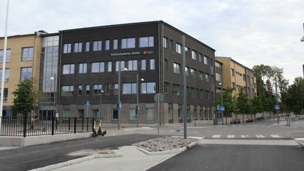 På onsdagen försökte en oidentifierad man locka med sig en elev vid Vallastadens skola. 