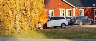 Bilbrand utanför Luleå – lågor slog upp från huven