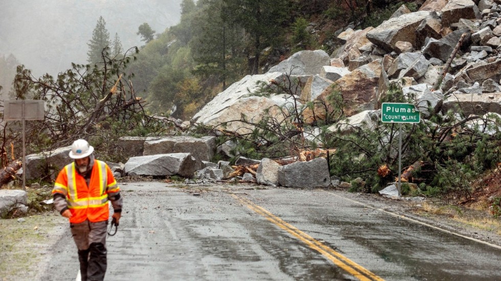 Ett jordskred orsakat av skyfall i Plumas county i norra Kalifornien i USA.