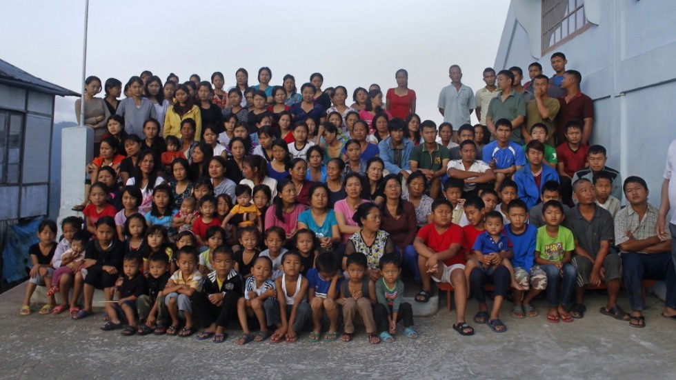 Ziona Chana familjemedlemmar samlade för ett gruppfoto utanför deras gemensamma bostad i Baktawng i delstaten Mizoram 2011. Arkivbild.