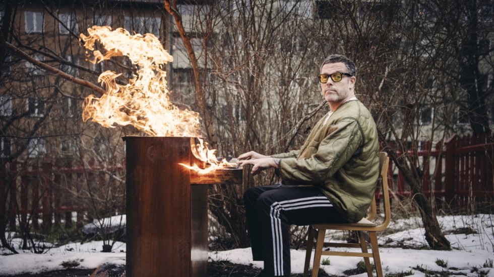 Jocke Åhlund föreslår under intervjun att tända eld på ett piano som står på bakgården. Den har tidigare använts under inspelningen till en musikvideo.