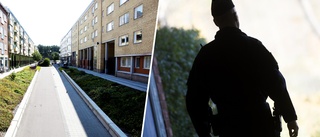 Stor polisinsats i Nyfors – en man gripen för grovt olaga hot