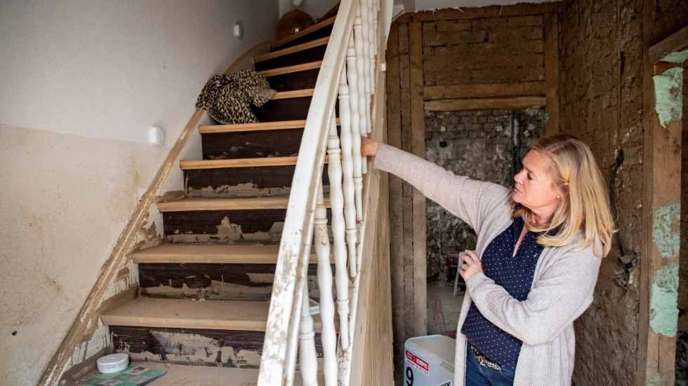 Katja Behrens i sitt hus, som förstördes under sommarens översvämning.