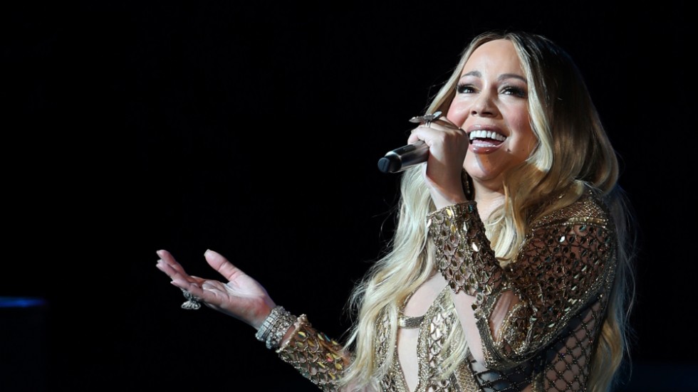 Mariah Carey, här under en konsert 2020, bekräftar sin dubbla sorg i ett uttalande till TMZ. Arkivbild.