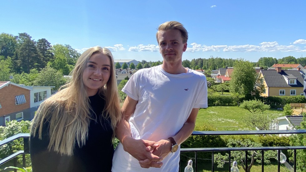 Pontus Magnusson står tillsammans med sin flickvän på sin nya balkong med utsikt mot isarenan.