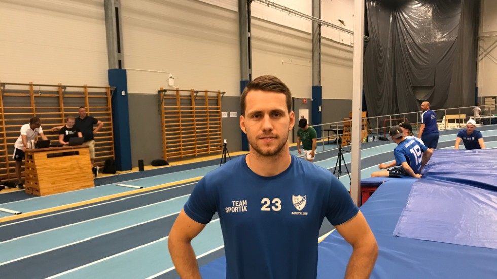 Philip Florén tar en paus efter 115 kilo i bänkpress och lite jämfotahopp. Snart ska han springa 30 meter. Det här är viktiga tester för att IFK Motalas bandylag ska fortsätta hålla nivån i elitserien. Målsättningen är inte lägre i vinter.