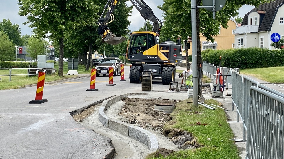 I korsningen Linnévägen – Höjdgatan byggs en ny cykelöverfart, som ska göra det enklare och säkrare att ta sig till Sveaparken och sjukhuset.