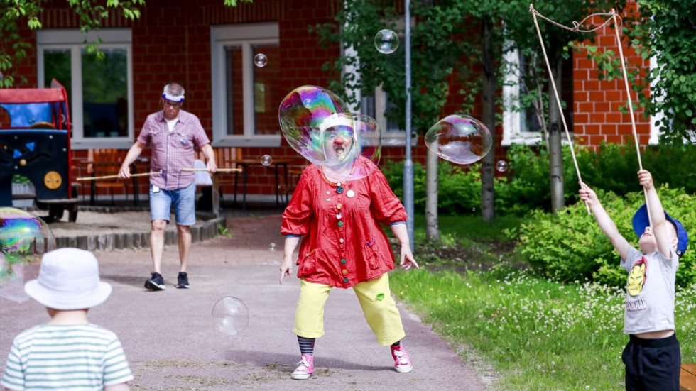 Det är sjukhusclownerna Titti och Signes första besök på Sunderby sjukhus sedan pandemins start. Titti gläds tillsammans med barnen åt de enorma såpbubblorna som kan få vem som helst att flyga. 