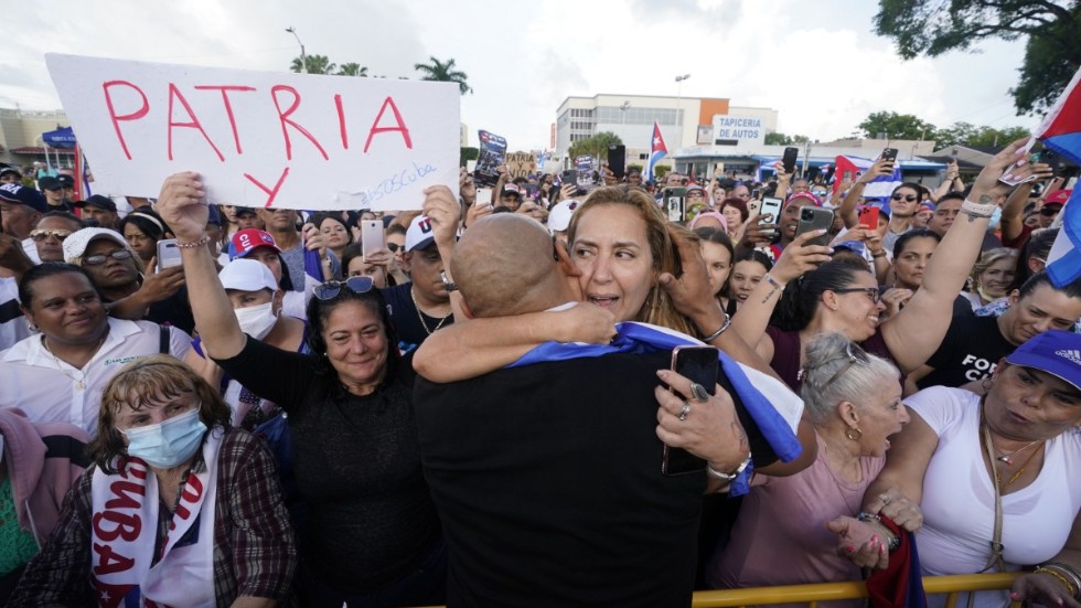 Den kubanske musikern Alexander Delgado från gruppen Gente de Zona, som från exilen i Florida medverkade i skapandet av låten "Patria y vida", omfamnar en demonstrant i Miami.