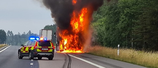 Omfattande bärgningsarbete efter dramatisk trailerbrand på E4