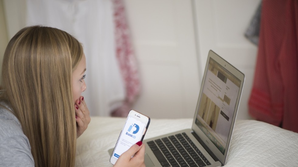 Ung tjej shoppar kläder online.