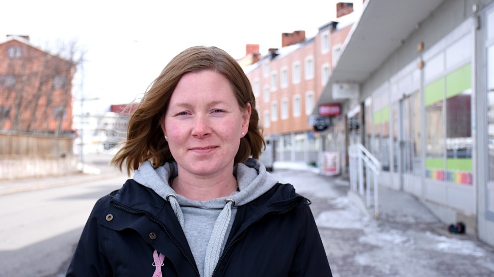 Christine Brännvall (Fi) vill veta hur kommunalrådet Gunnar Selberg tänker hantera signalerna om dålig arbetsmiljö.