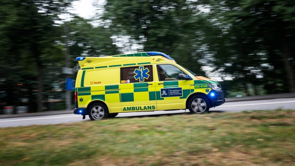 En man i 80-årsåldern fick föras till sjukhus i ambulans efter att ha skickats hem dagen innan. Arkivbild.