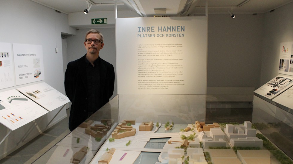 Mattias Åkeson, intendent för offentlig konst, hoppas snart kunna visa utställningen om konst i Inre hamnen, en trappa ned i Konstmuseet. Samtliga verk knyter an till hamnens historia.