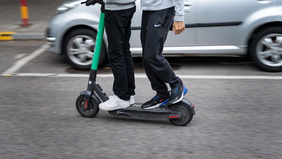 Dessa elsparkcyklar och deras förare är ju rentav en trafikfara, skriver signaturen "En fotgängare".