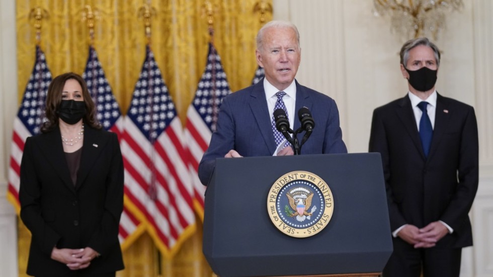 President Joe Biden, med vicepresident Kamala Harris till vänster och utrikesminister Antony Blinken till höger.