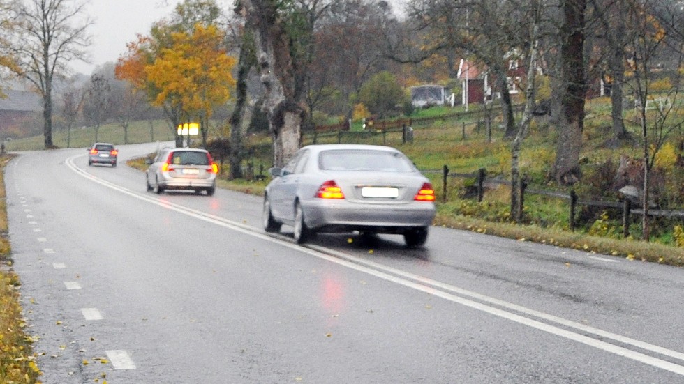 Länsväg 255 är slingrig och anses trafikfarlig. 2018 beslutades att en gång- och cykelväg skulle byggas längs vägen. 