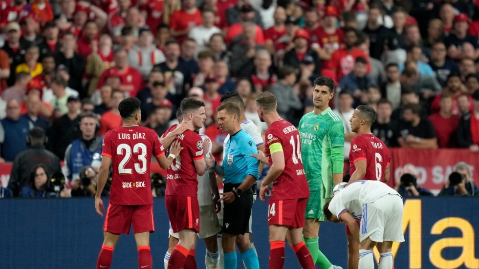 Uefa uppmanar till hårdare tag från domarna. Arkivbild.