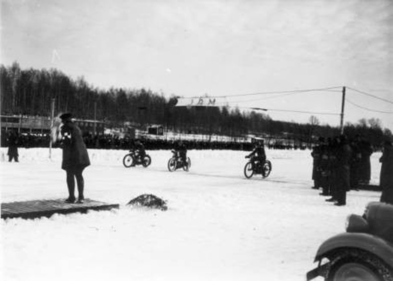 Det var full fart redan från start när man körde isracing på Hjorten i slutet av 1930-talet. Foto: Ur Kulbackens museums samlingar