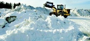 Gatubrunnar friläggs 
och snön körs undan