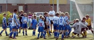 100 år firades med grötig fotbollsfest