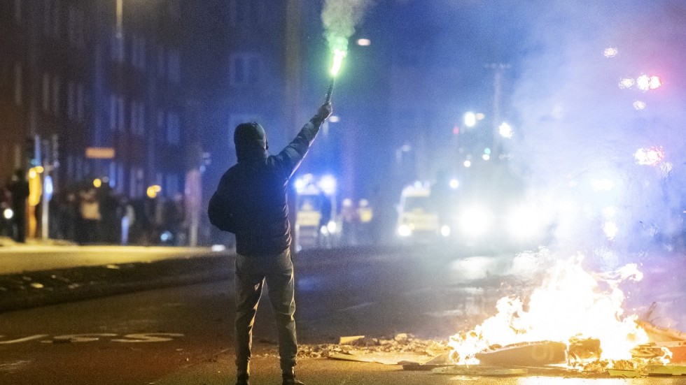 Det är tyvärr ingen beskrivning i ytterligare en kriminalroman av författare svag för svärta. Det är Sverige år 2020!