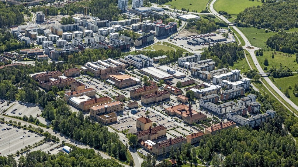 De gamla regementsbyggnaderna hyser numera en rad myndigheter och runt kasernområdet har ett par tusen bostäder byggts. Mellan rondellen och gångbron till höger i bild planeras den nya parkeringen.