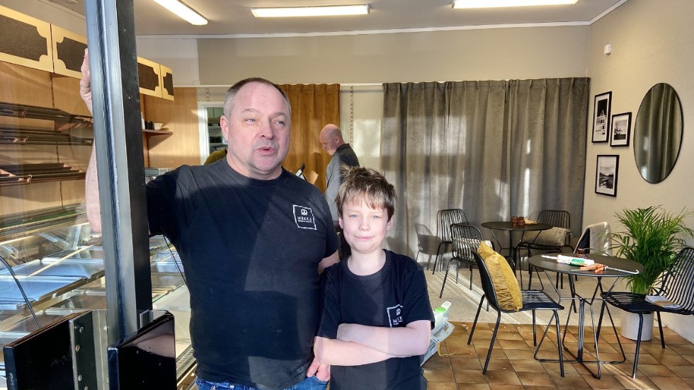 Mikael Anklev och sonen William Anklev gör de sista förberedelserna inför öppnandet. Nu finns det återigen ett konditori i Birgers gamla kafélokaler i Prismanhuset.