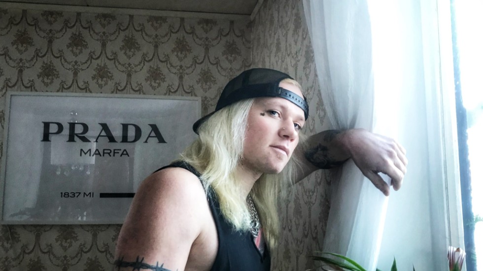 Det är inte första gången som Robert Axelsson varit med i en dokumentär. Förutom rockvideos har han också varit med i en tysk dokumentär om den svenska raggarkulturen bland ungdomar. 