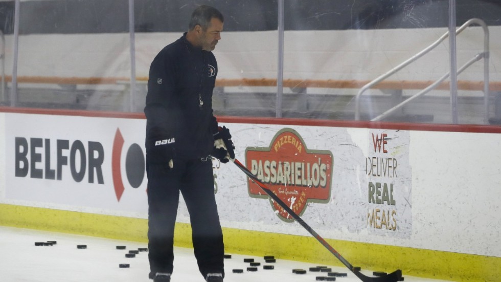 Philadelphias tränare Alain Vigneault under en träning tidigare i juli. Arkivbild.