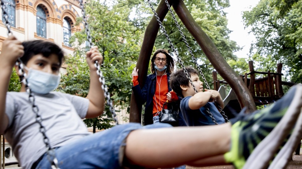 Oliver Fozzi leker med vännen Jerimi Ulloa i Milano, något som inte var möjligt under utegångsförbudet i Italien.