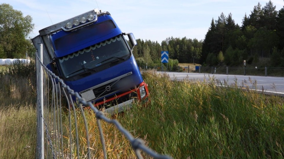 Lastbilen blev stående i diket efter olyckan. 