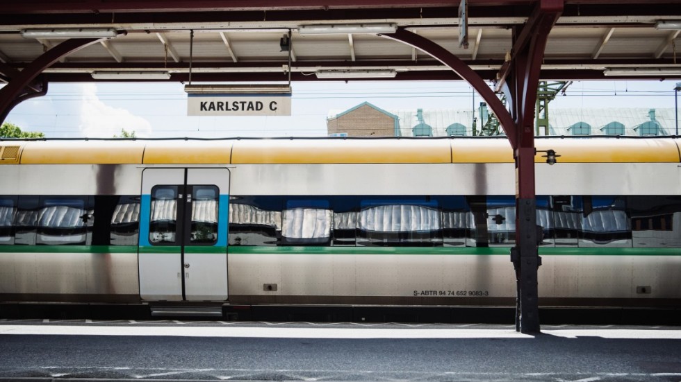 SJ:s lokförare kan få en schemaändring för nästa dag sent på kvällen, vilket ger problem till exempel om man behöver barnomsorg. SJ håller med om skyddsombudens kritik och försöker göra planeringen bättre. Arkivbild.