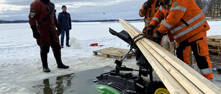 Här bärgas plogfordonet upp ur isen