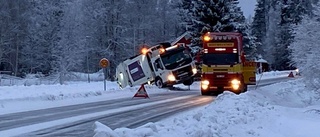 Lastbil i diket - vägen avstängd