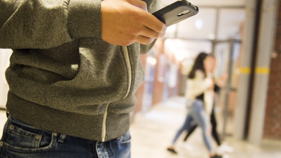 På Solbergaskolan i Visby menar ledningen att frågan om mobiltelefoner i skolan i grund och botten är en logistikfråga. 
