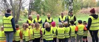 Förskolebarn planterade landskapsblomman 