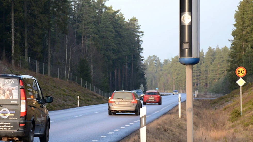 Vid två tillfällen såg poliserna hur bilisten gjorde tvära inbromsningar vid fartkameror.