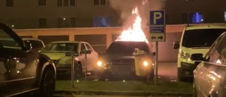 Parkerad bil förstördes i brand