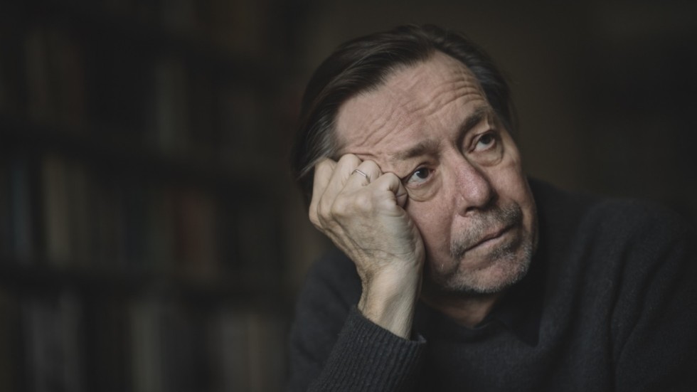 Steve Sem-Sandberg är författare och kritiker. Förra året gav han ut den kritikerhyllade och prisnominerade romanen "W". I "Jägarna i Armentières" återvänder han till Georg Büchners författarskap.

