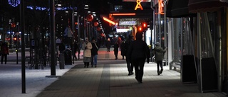 Lättklädd kvinna promenerade i stan - i sömnen