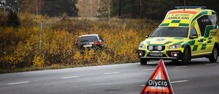 Personbil körde av vägen och in i skylt