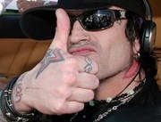 Tommy Lee ber om ursäkt för bråk