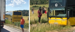 Buss i diket - resenärer evakuerades