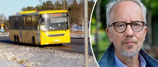 Barn når inte bussars stoppknappar