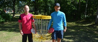 Västervikare tävlar för guld i discgolf