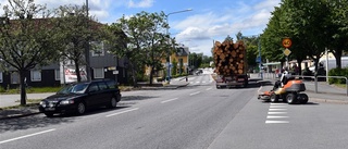 Ökad otrivsel i centrum – sparkar fotboll över riksvägen