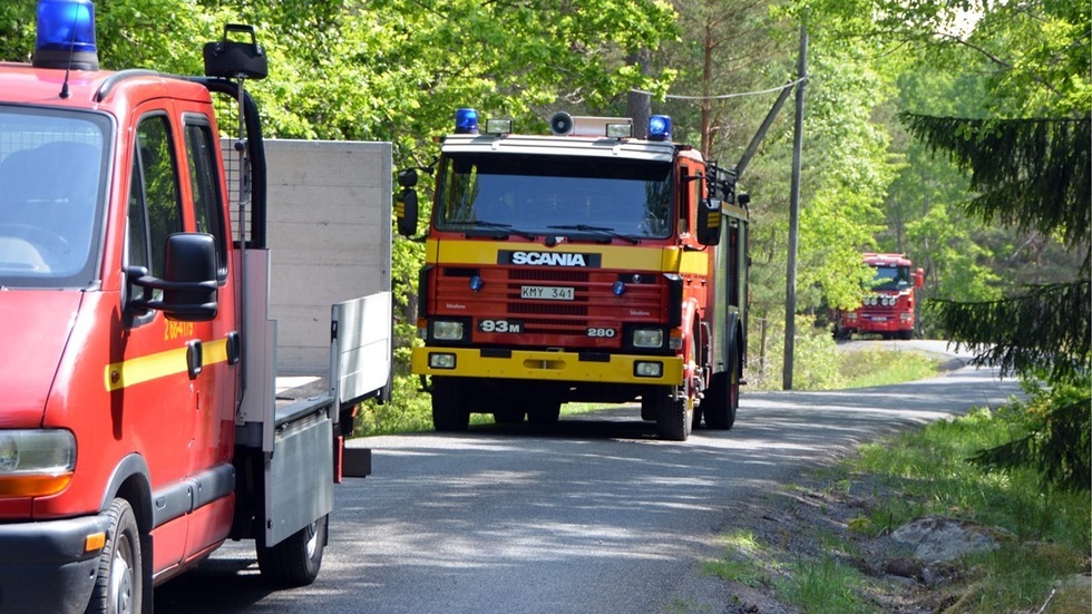 Vägen mot Ytterhult fick vara uppställningsplats för räddningstjänstens bilar.